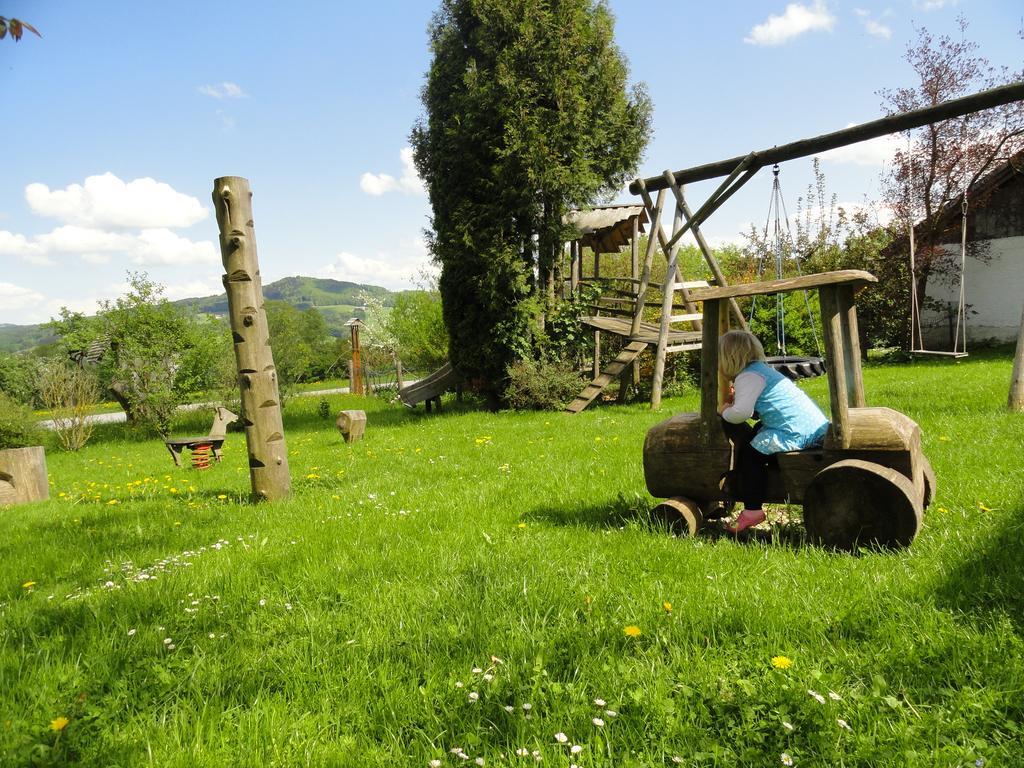 Baby- Und Kinderhof Aicherbauer Seeham Exterior foto