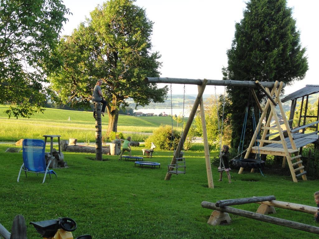 Baby- Und Kinderhof Aicherbauer Seeham Exterior foto